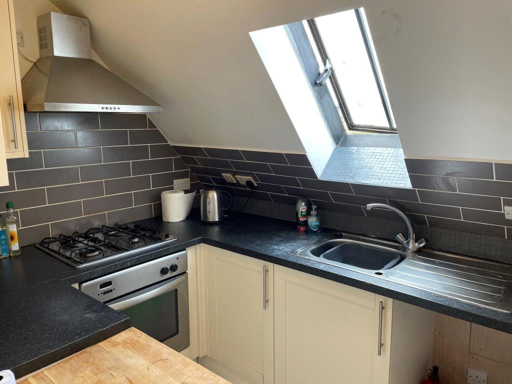 Lot: 4 - TWO-BEDROOM FLAT IN NEED OF RE-DECORATION - Kitchen